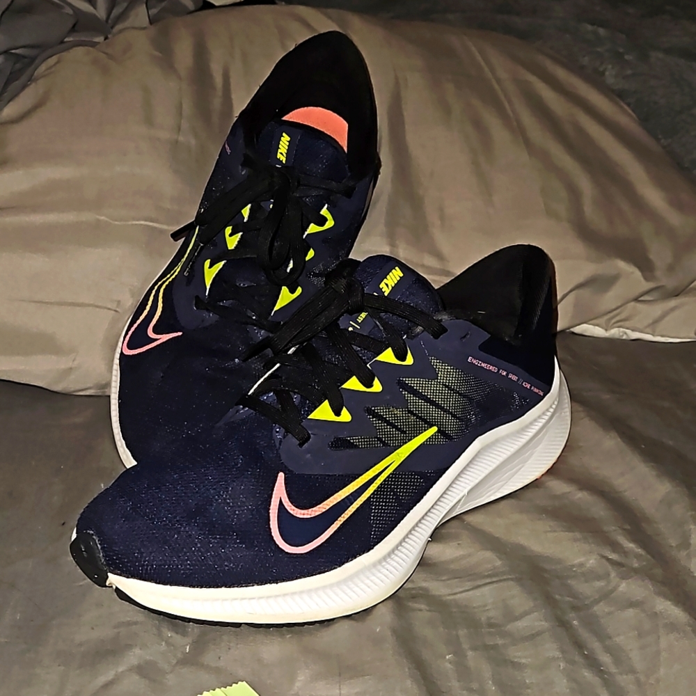 Nike quest 3 in navy blue, pink, & green women's 10